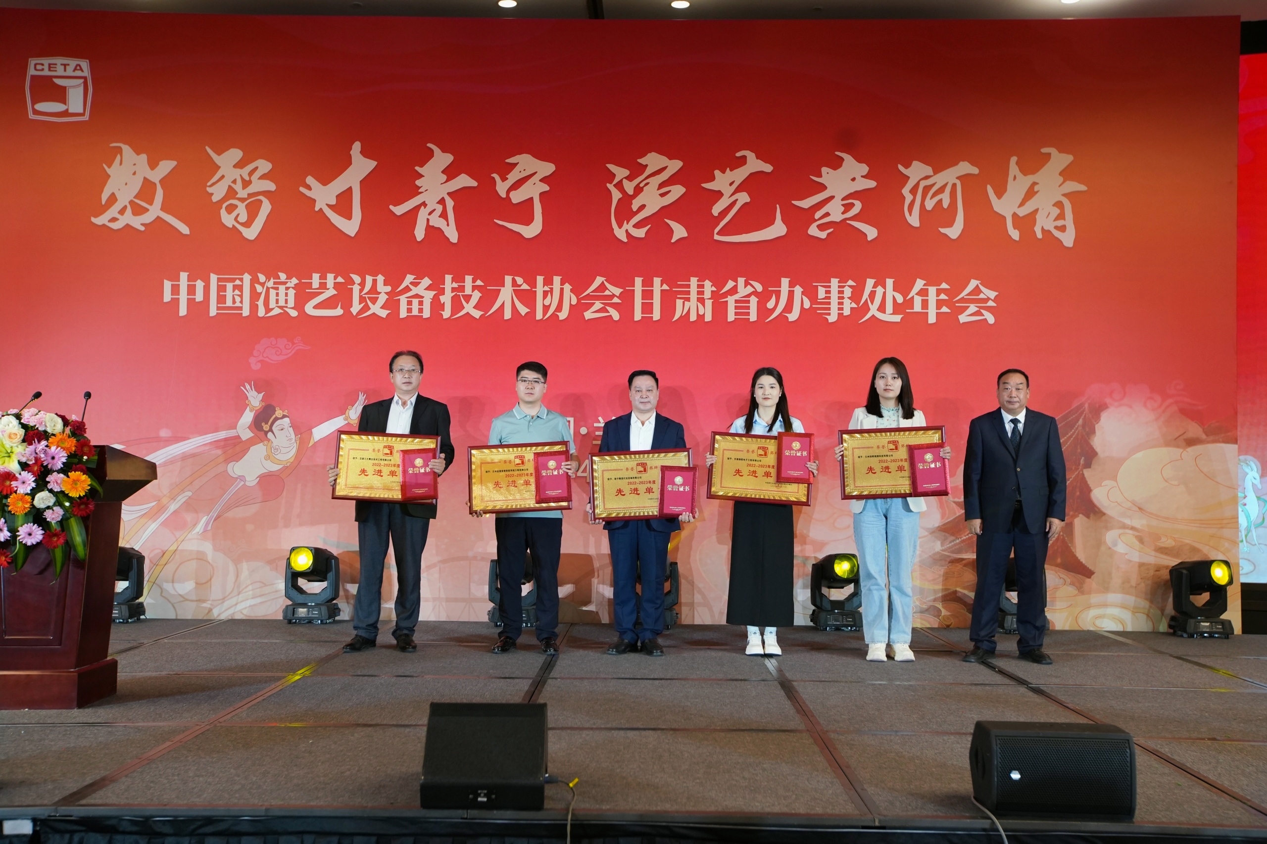 工大舞台先进单位领奖.jpg